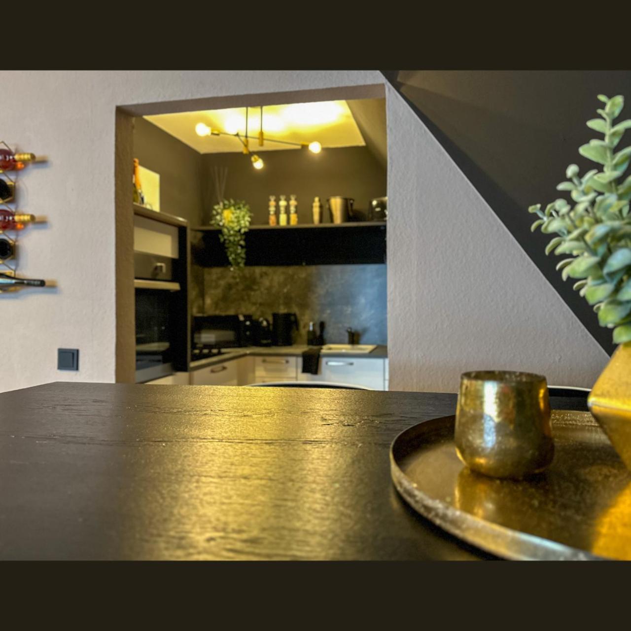 Apartment Noir No 7 *